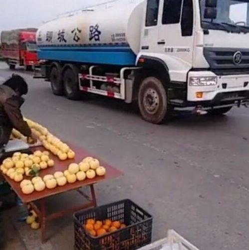 洒水车司机爆料视频真实,洒水车真实工作瞬间，揭秘城市清洁背后的辛勤付出  第1张